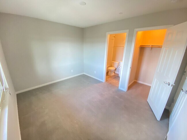 Building Photo - Gorgeous 3Bed/4Bath/2Car, 3-Story Townhome nestled in this beautiful Summerlin West Gated Communi...