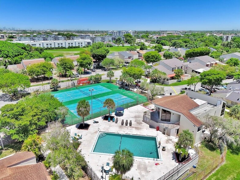 Building Photo - 9133 Fontainebleau Blvd