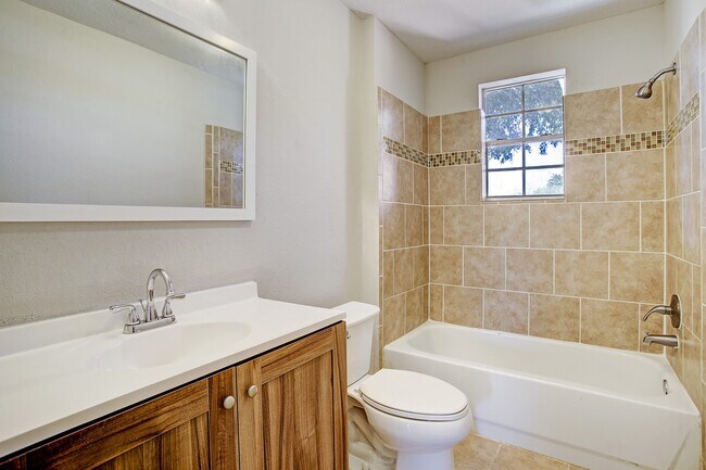 Building Photo - 6506 Larissa Cir