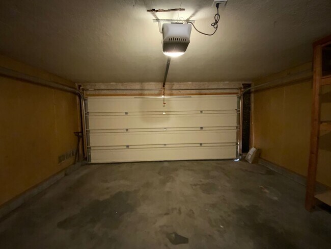 Building Photo - 3 Bedroom Single Story Home Available Near...