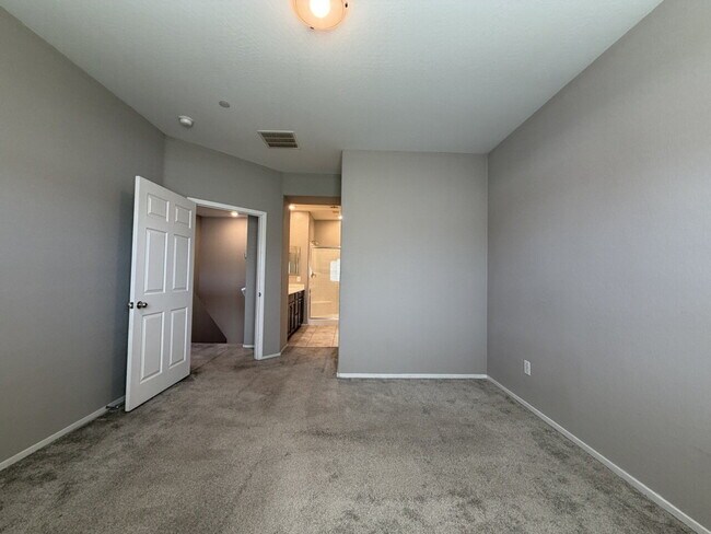 Building Photo - GATED 3 BED 3 BATH 2 CAR GARAGE TOWNHOUSE W/ BED AND BATH DOWNSTAIRS + LOFT & YARD. COMMUNITY FEA...