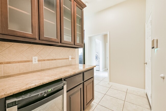 Building Photo - 8902 Lilac Springs