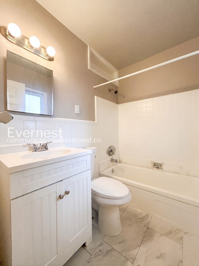 Building Photo - 560 Jamaica Pl