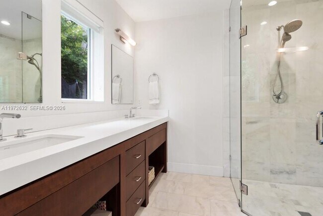 Building Photo - 408 Como Ave