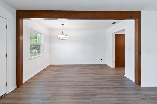 Building Photo - MOVE IN SPECIAL- Beautiful Newly Renovated 2/1 Duplex in St. Cloud - No HOA