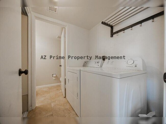 Building Photo - 225 N Standage