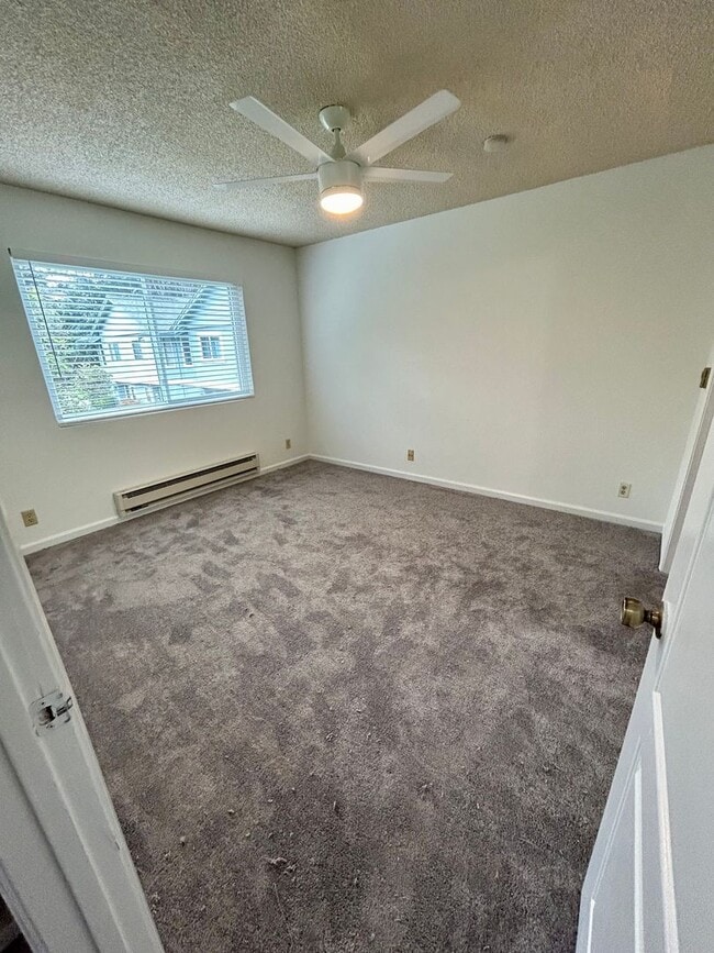 Building Photo - Redwood Glen Townhouse!  Totally remodeled!