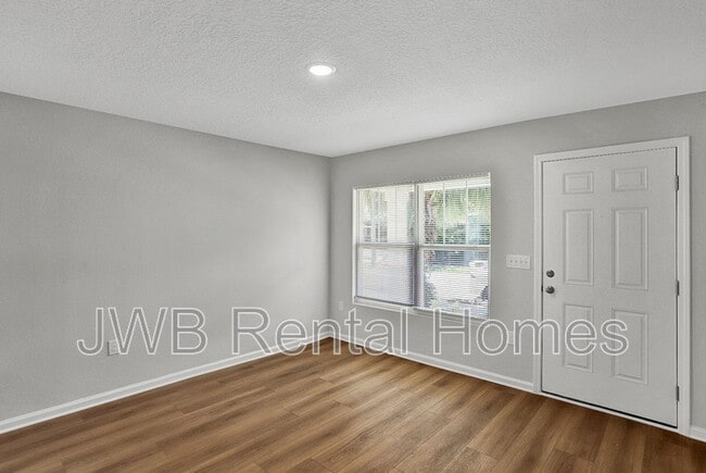 Building Photo - 1339 Hart St