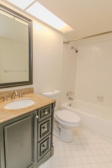 Building Photo - 4464 Oak Terrace Dr