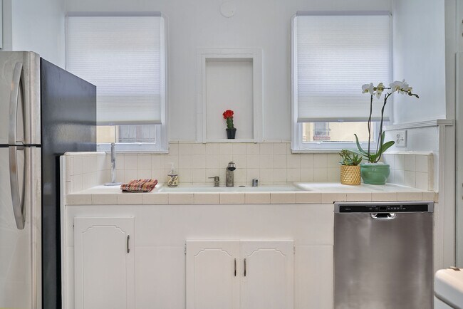 Building Photo - 1237 Hi Point St