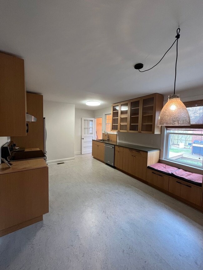 Building Photo - Renovated 2 Bedroom/ 1 Bath Duplex minutes to 12th South, Lipscomb, Belmont and Vandy