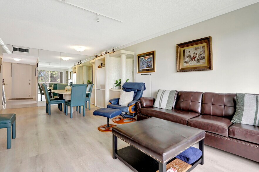 Building Photo - 2851 S Palm Aire Dr