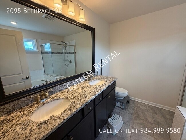 Building Photo - 2095 Bethpage Dr