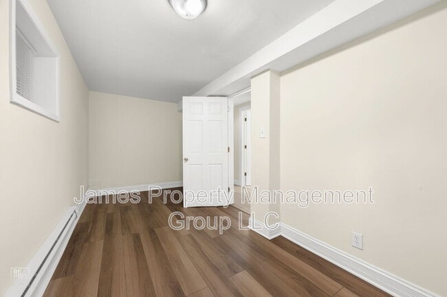 Building Photo - 835 N Paulina St