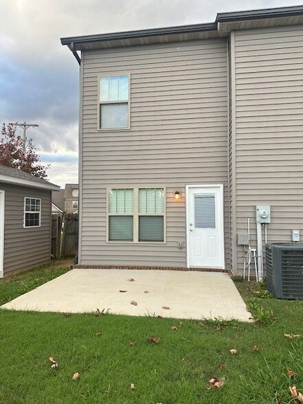 Building Photo - 112 NE Bellingham Dr