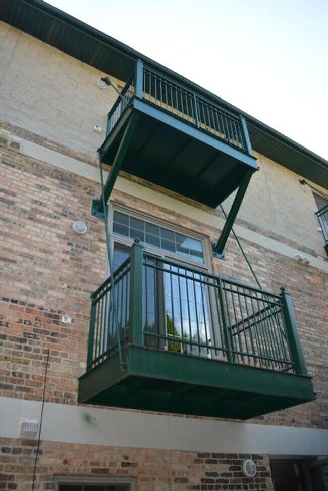 Building Photo - 3-bedroom, 2.5 bathroom partially furnished home in Saint Joseph