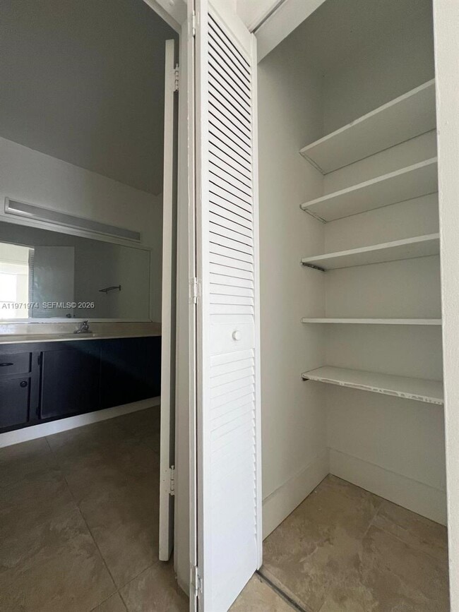 Building Photo - 2000 NE 135th St