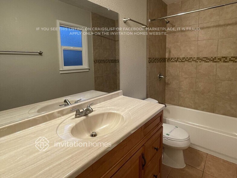 Building Photo - 2305 Carlsbad Ave