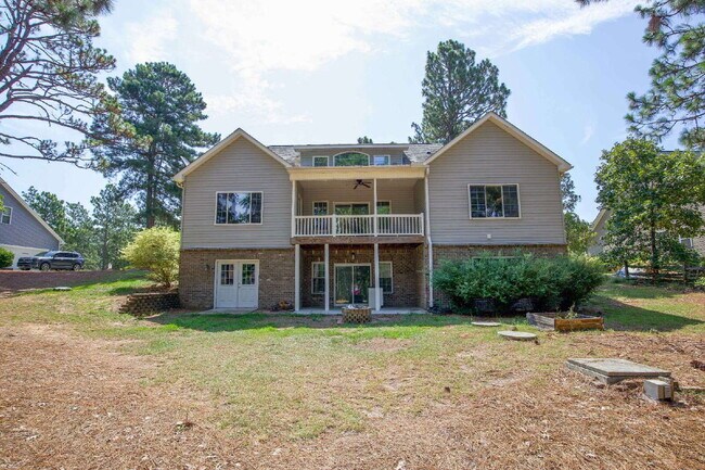 Building Photo - "Spacious 3-Bedroom Retreat with 3200 Sq Ft of Comfort in Seven Lakes!"