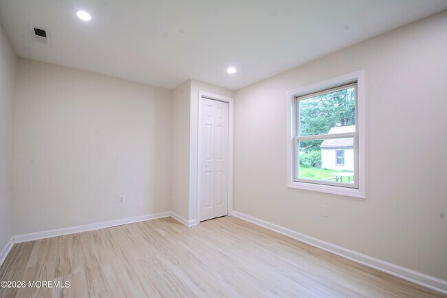 Building Photo - 246 Brookside Ave