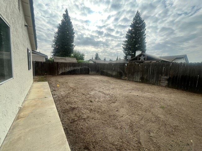 Building Photo - 2405 W Buena Vista Ave