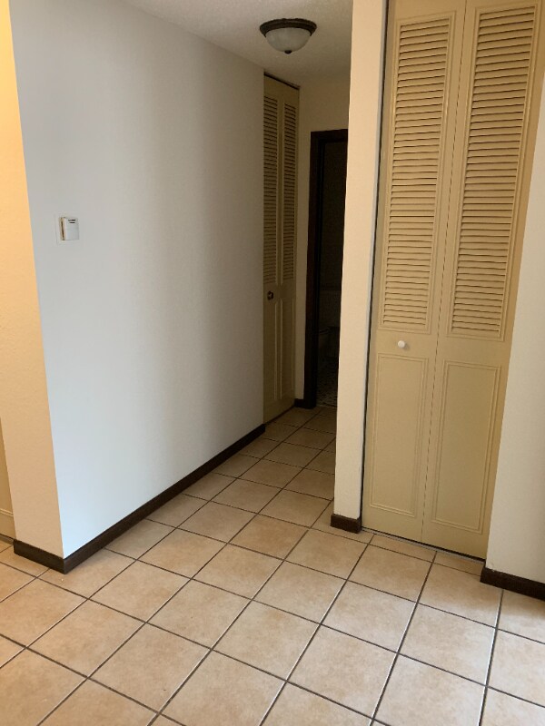 Building Photo - 995 St Albans St N