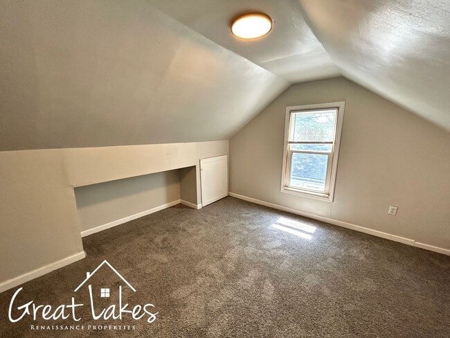 Building Photo - Stunning 3 Bedroom 1 Bathroom now availabl...