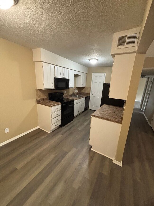 Building Photo - 2 Bedroom 1 bath  Apartment