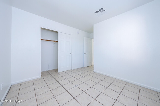 Building Photo - 8873 E Rose Tree Dr