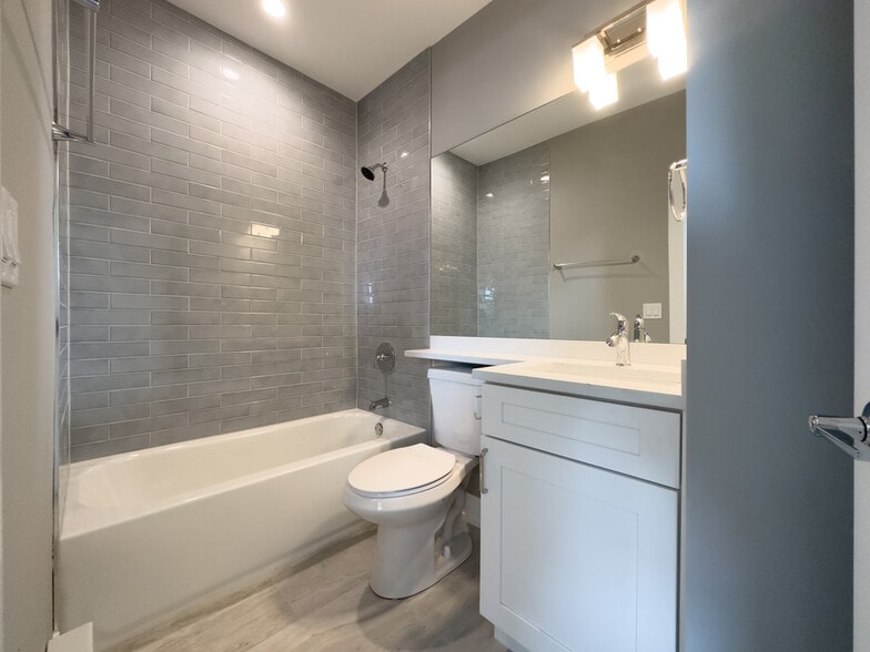 Building Photo - 3931 N Janssen Ave