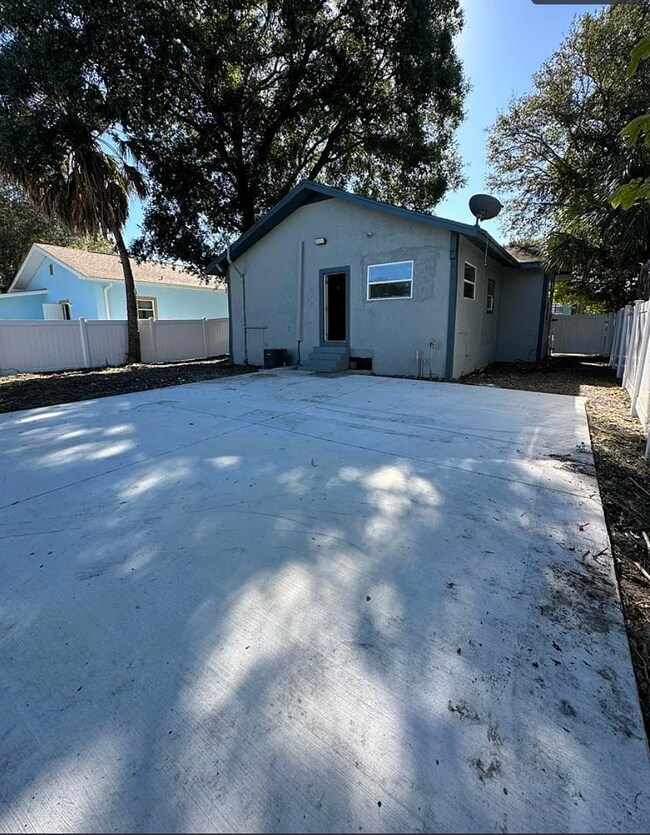 Building Photo - 2139 W St John St