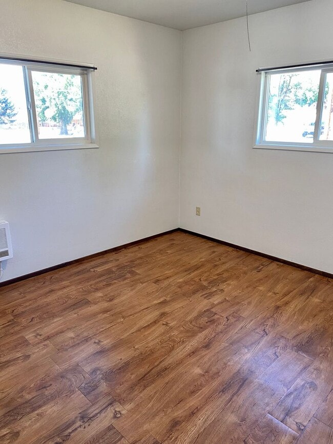 Building Photo - 7 minutes to Sky Lakes Medical Center and ...