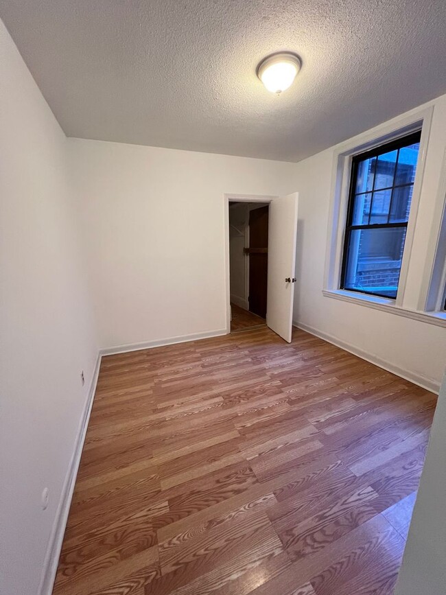 Building Photo - Sunny Allston one bedroom split