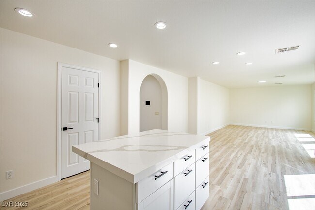 Building Photo - 5345 N Tustin Hills St