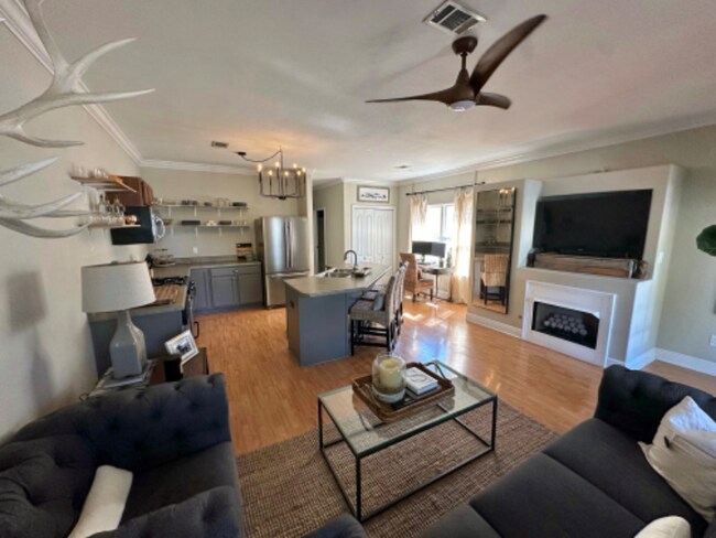 Building Photo - 902 N Davis Hwy