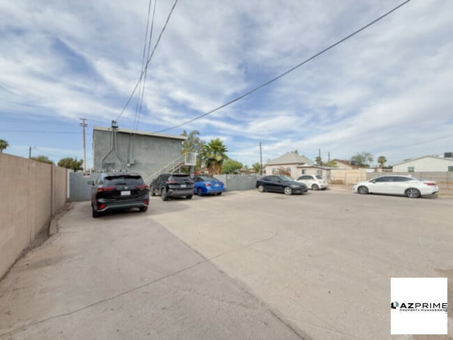 Building Photo - Cozy and Contemporary Phoenix Studio Featuring a Smart, Open Layout and Modern Upgrades Throughout.