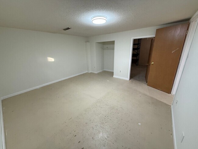 Building Photo - Welcome to this charming 3-bedroom, 2-bathroom home located in the heart of East Grand Forks, MN.