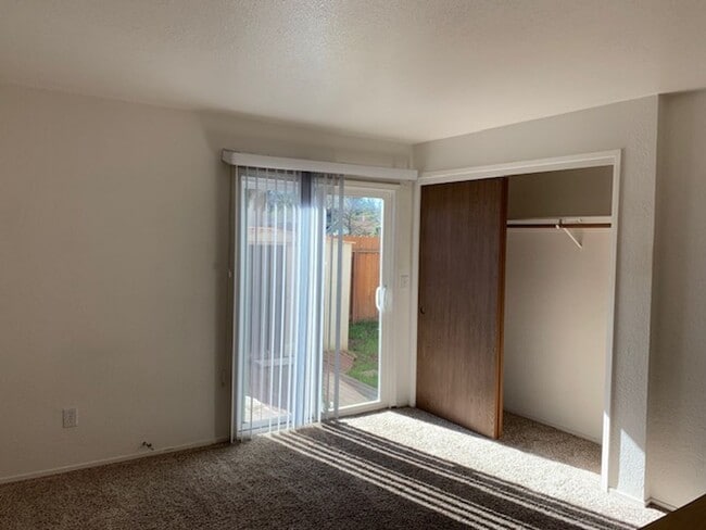 Building Photo - 3 Bedroom, 2 full Bath suite!!