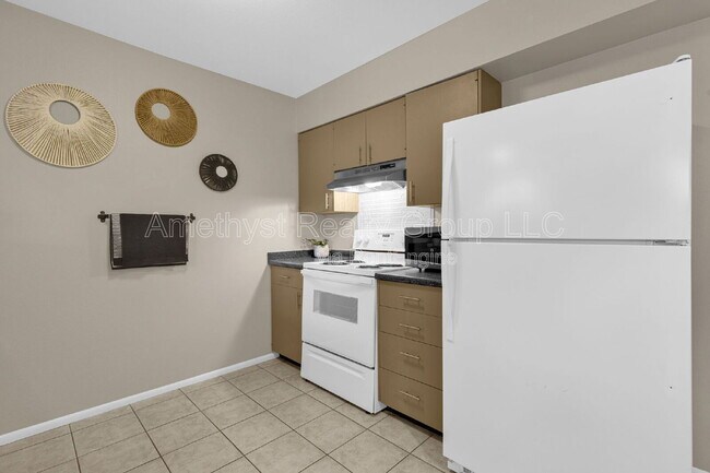 Building Photo - 10547 W Coggins Dr