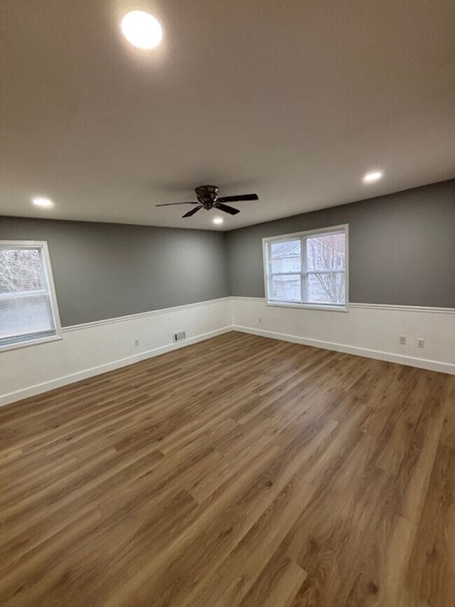 Building Photo - Updated Remodeled Large Open Split-Level Home with Full Finished Basement!