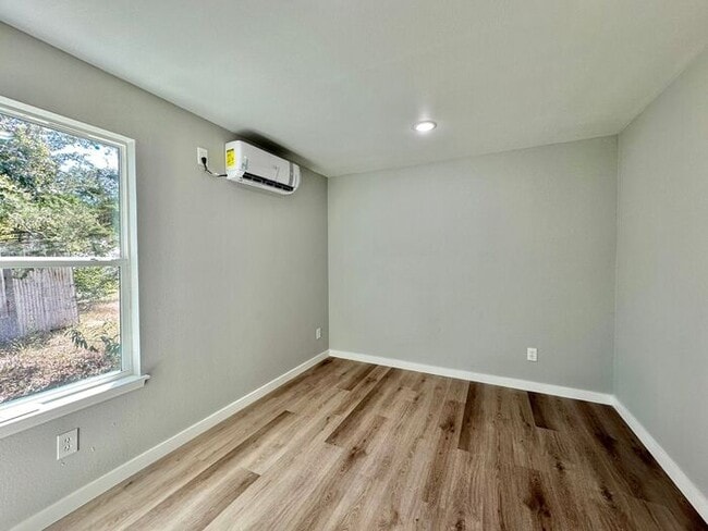 Building Photo - AVAILABLE! Stylish 1-bedroom, 1-bath town ...