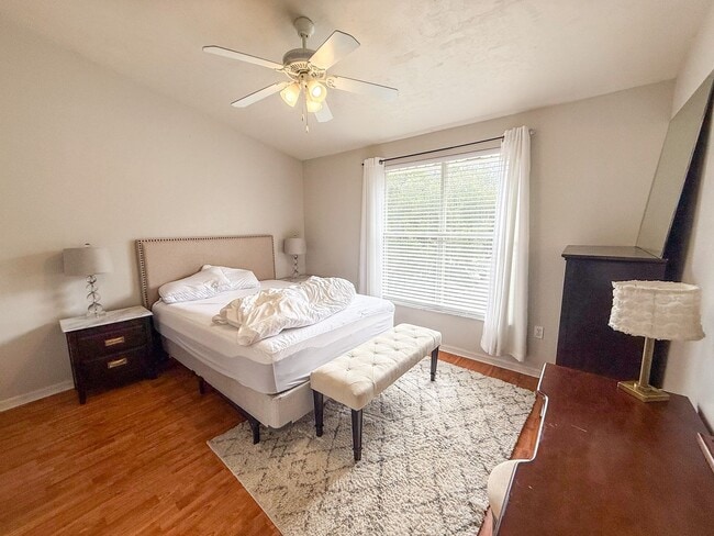 Building Photo - Victoria Station #132