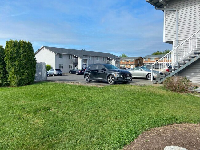 Building Photo - 2 Bed 1 Bath - Pet per Approval - Downtown Location - NAS Whidbey