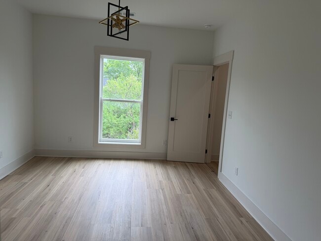 Building Photo - 105 Hart Ln