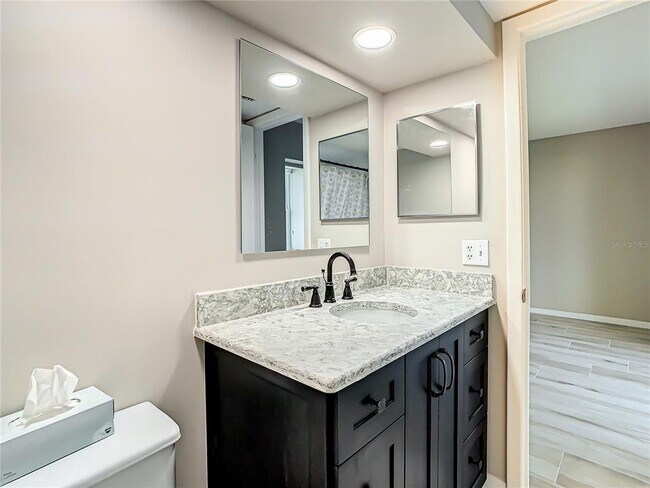 Building Photo - 4575 Cove Cir