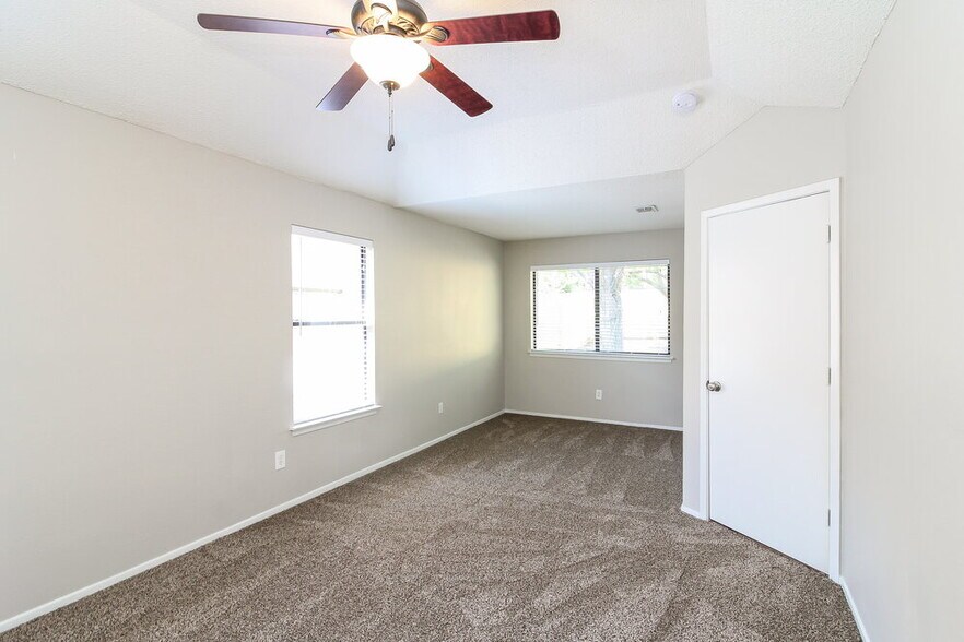 Building Photo - 2534 Bentley Dr