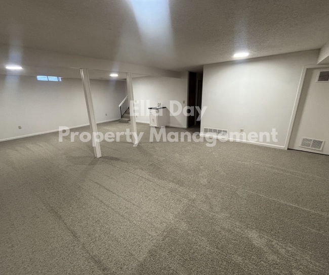 Building Photo - 2006 S White Oak Dr