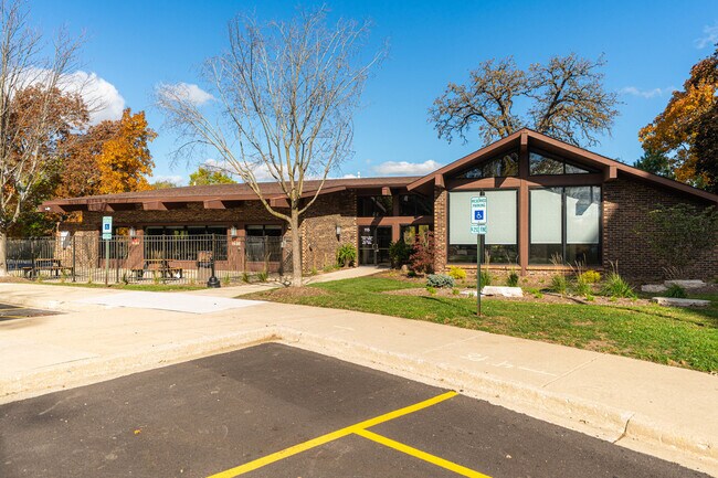 Building Photo - 125 Lakeview Dr