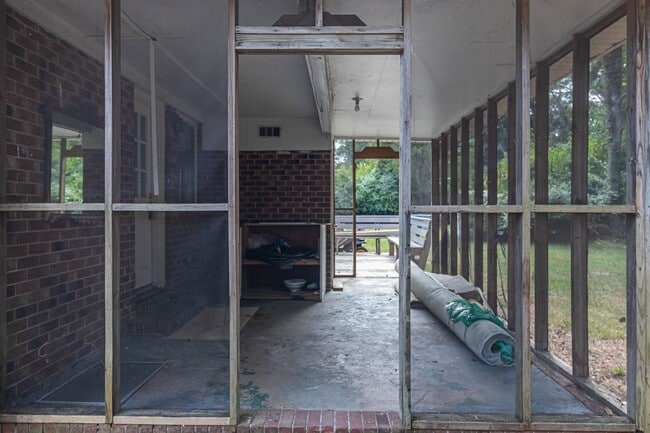 Building Photo - SPACIOUS Brick Home ~ Great location close...