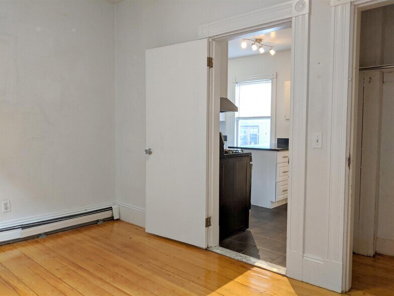 Building Photo - 393 Washington St
